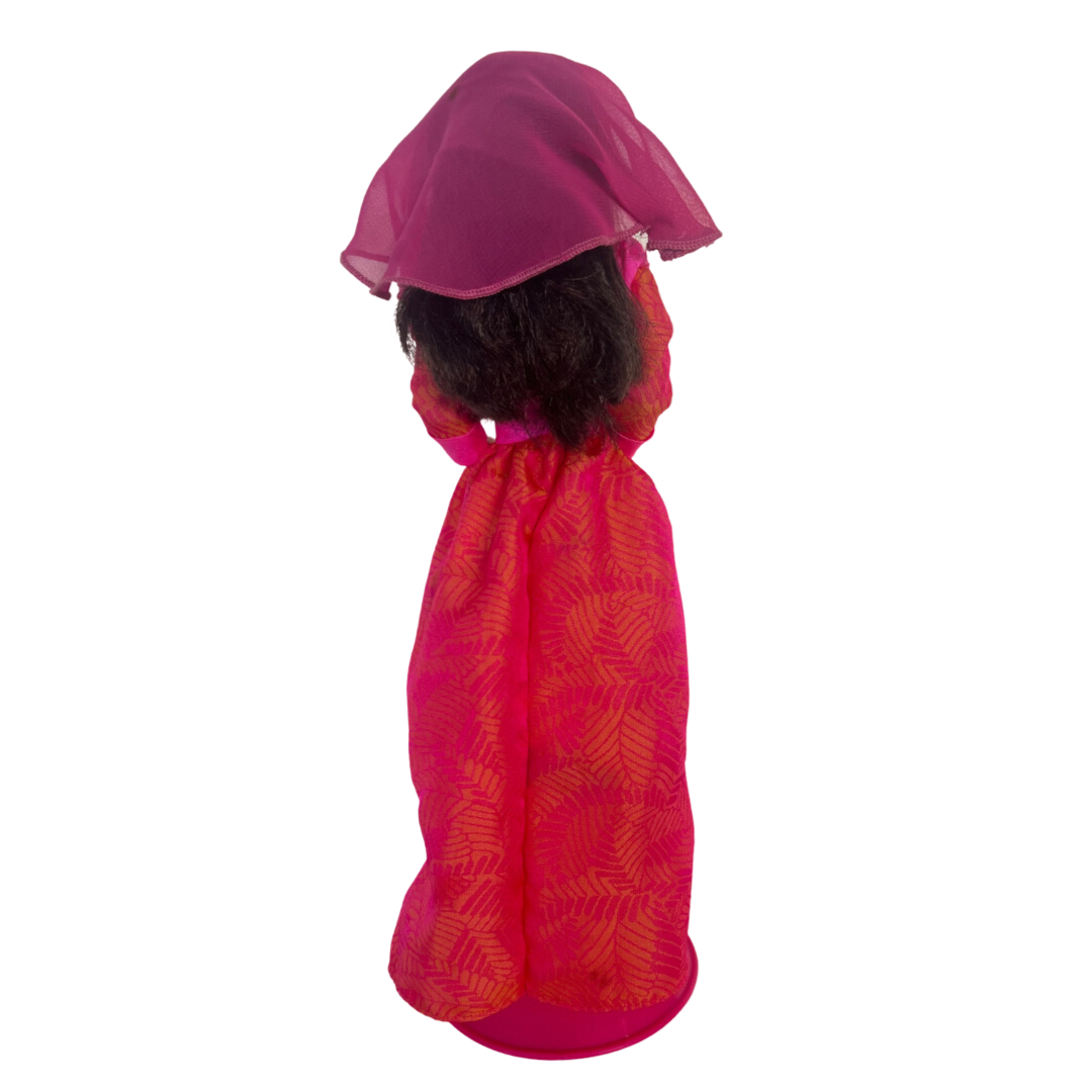 La maestosità delle donne del continente africano, i ricchi colori e le fantasie che indossano, le loro andature regine, lo sguardo modesto ma fiducioso lascia spesso incantati. La Barbie marocchina mostra alcuni di questi attributi e che bambola sognante ed esotica è! 