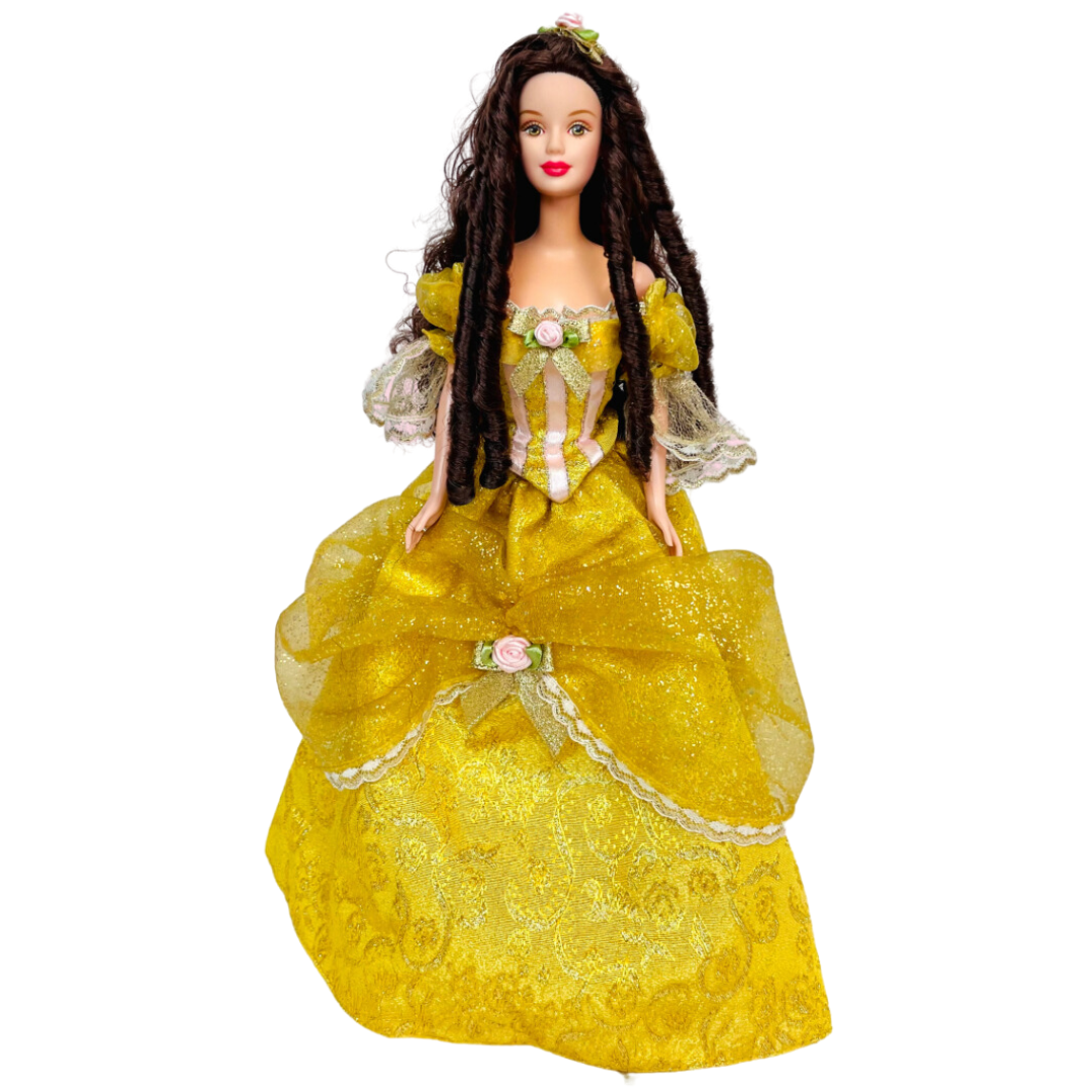 Barbie rappresenta la Bella e la Bestia nella collezione Collector per Disney, vestita con l’emblematico abito giallo del ballo  Anno di produzione 1999  Questo straordinario pezzo da collezione, rappresenta Barbie nella veste di ''La bella e la bestia''. Dalla riscoperta globale di Barbie grazie al suo recente film di successo mondiale, la celebre bambola torna ad affascinare gli animi dei collezionisti e dei sognatori di tutte le età 1 