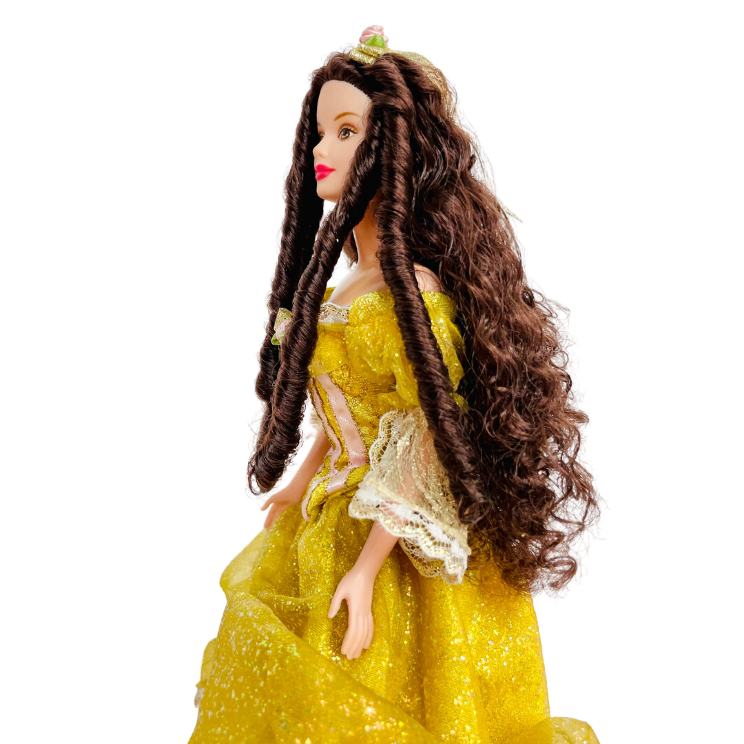 Barbie rappresenta la Bella e la Bestia nella collezione Collector per Disney, vestita con l’emblematico abito giallo del ballo  Anno di produzione 1999  Questo straordinario pezzo da collezione, rappresenta Barbie nella veste di ''La bella e la bestia''. Dalla riscoperta globale di Barbie grazie al suo recente film di successo mondiale, la celebre bambola torna ad affascinare gli animi dei collezionisti e dei sognatori di tutte le età