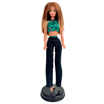 Barbie Style è una produzione del 1998.  Questa bambola indossa un top verde con inserti rossi e dei jeans molto casual scuri.   Ha i capelli castano chiaro e sono lunghi.