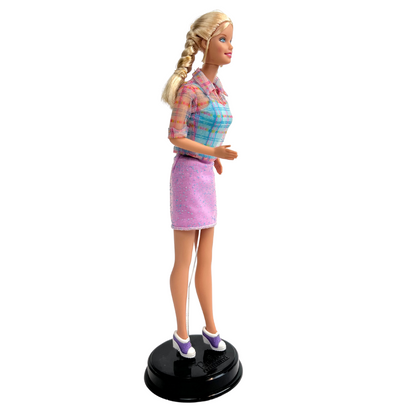    La bambola Barbie dai capelli biondi e occhi azzurri indossa una gonna viola scintillante, un top blu con strisce trasparenti sopra, un paio di scarpe viola e bianche.     manca passeggino e bambola piccola 