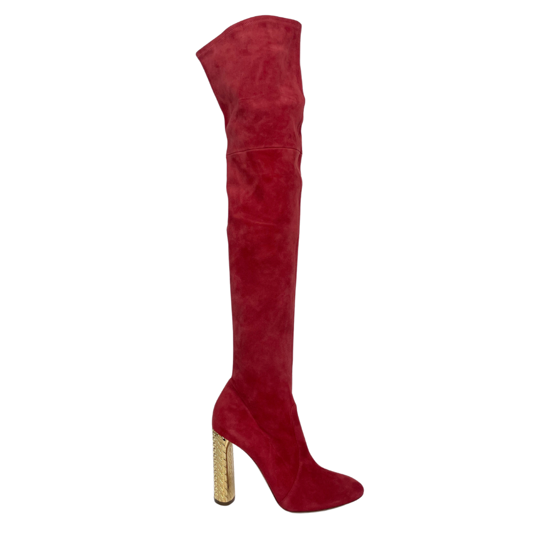 Stivale in pelle scamosciata rosso fragola, gambale sopra al ginocchio con tacco oro decorato.  Altezza tacco: 10 cm 
