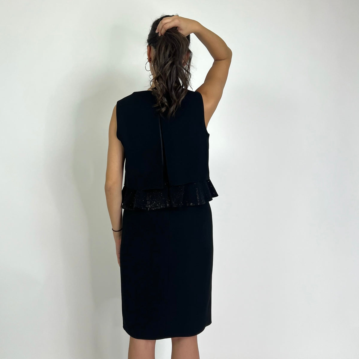 ARMANI COLLEZIONI Abito tubino con balza con strass neri