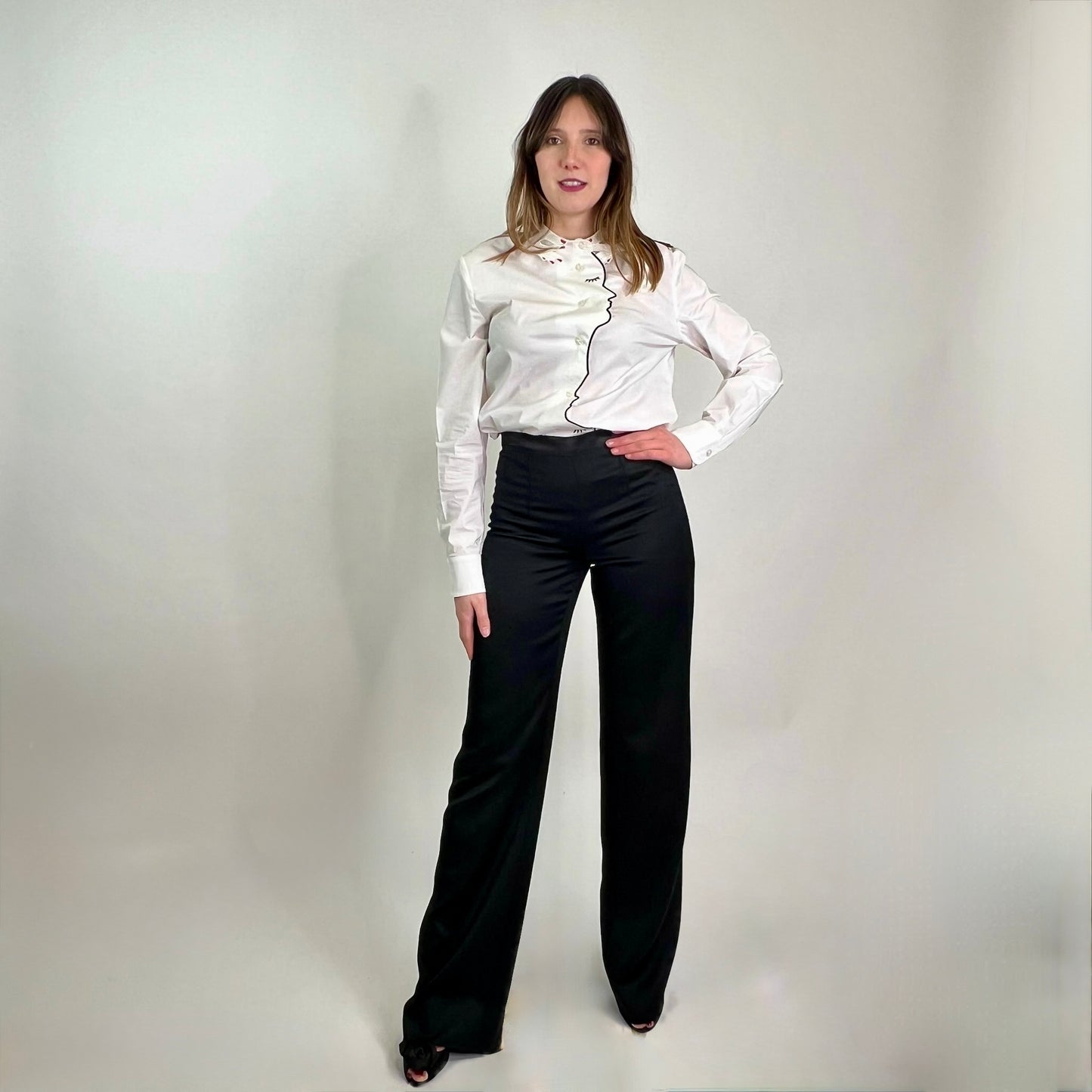 VIVETTA Camicia bianca con ricamo mani e profilo viso di donna