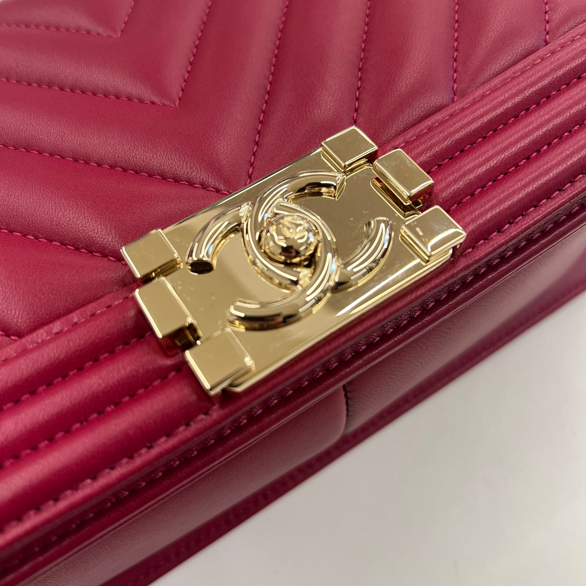 CHANEL Borsa Boy Medium rosso lampone