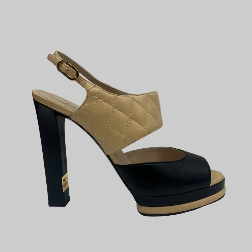 CHANEL Sandali in pelle matelassé beige e nero 