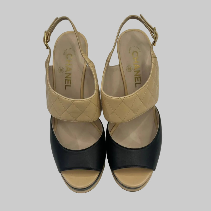 CHANEL Sandali in pelle matelassé beige e nero 