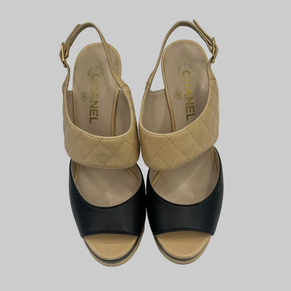 CHANEL Sandali in pelle matelassé beige e nero 