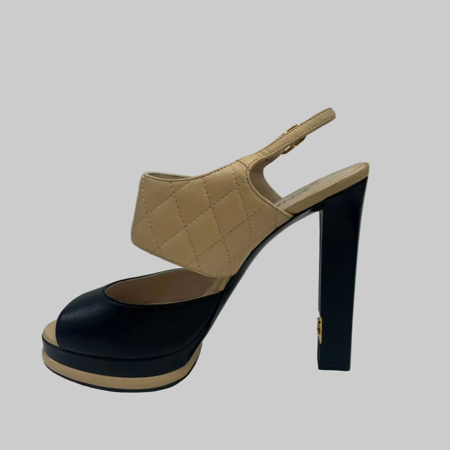 CHANEL Sandali in pelle matelassé beige e nero 