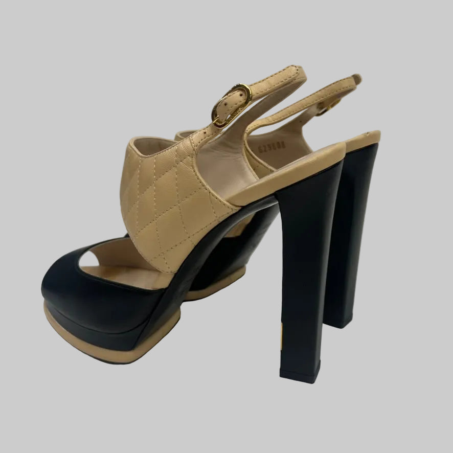 CHANEL Sandali in pelle matelassé beige e nero 