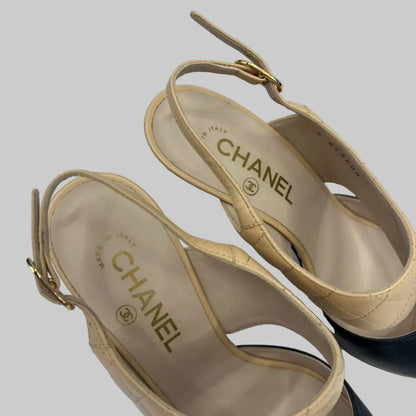 CHANEL Sandali in pelle matelassé beige e nero 