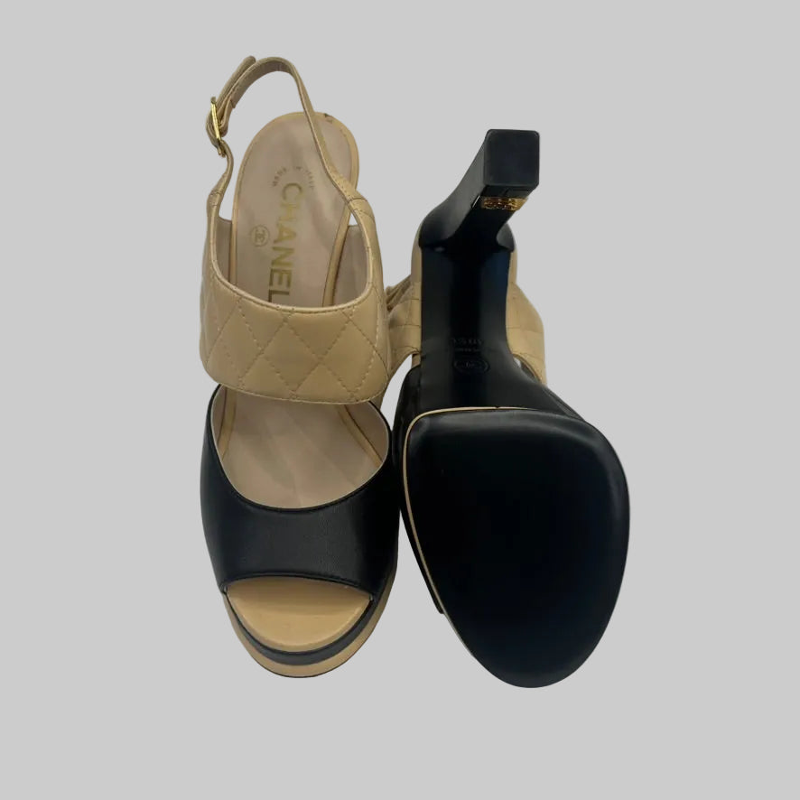 CHANEL Sandali in pelle matelassé beige e nero 