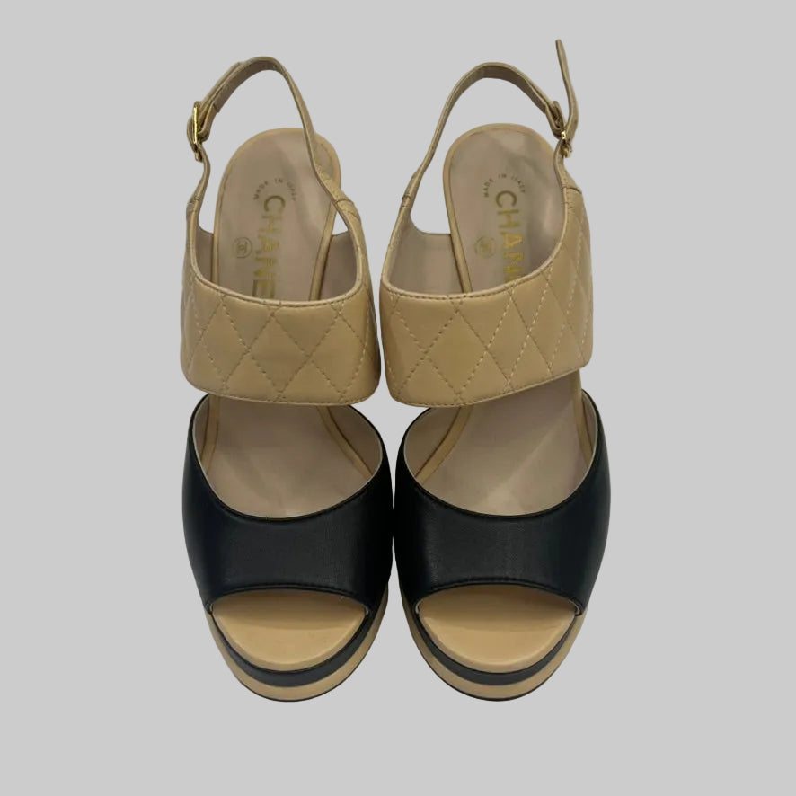 CHANEL Sandali in pelle matelassé beige e nero 
