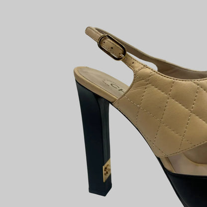 CHANEL Sandali in pelle matelassé beige e nero 