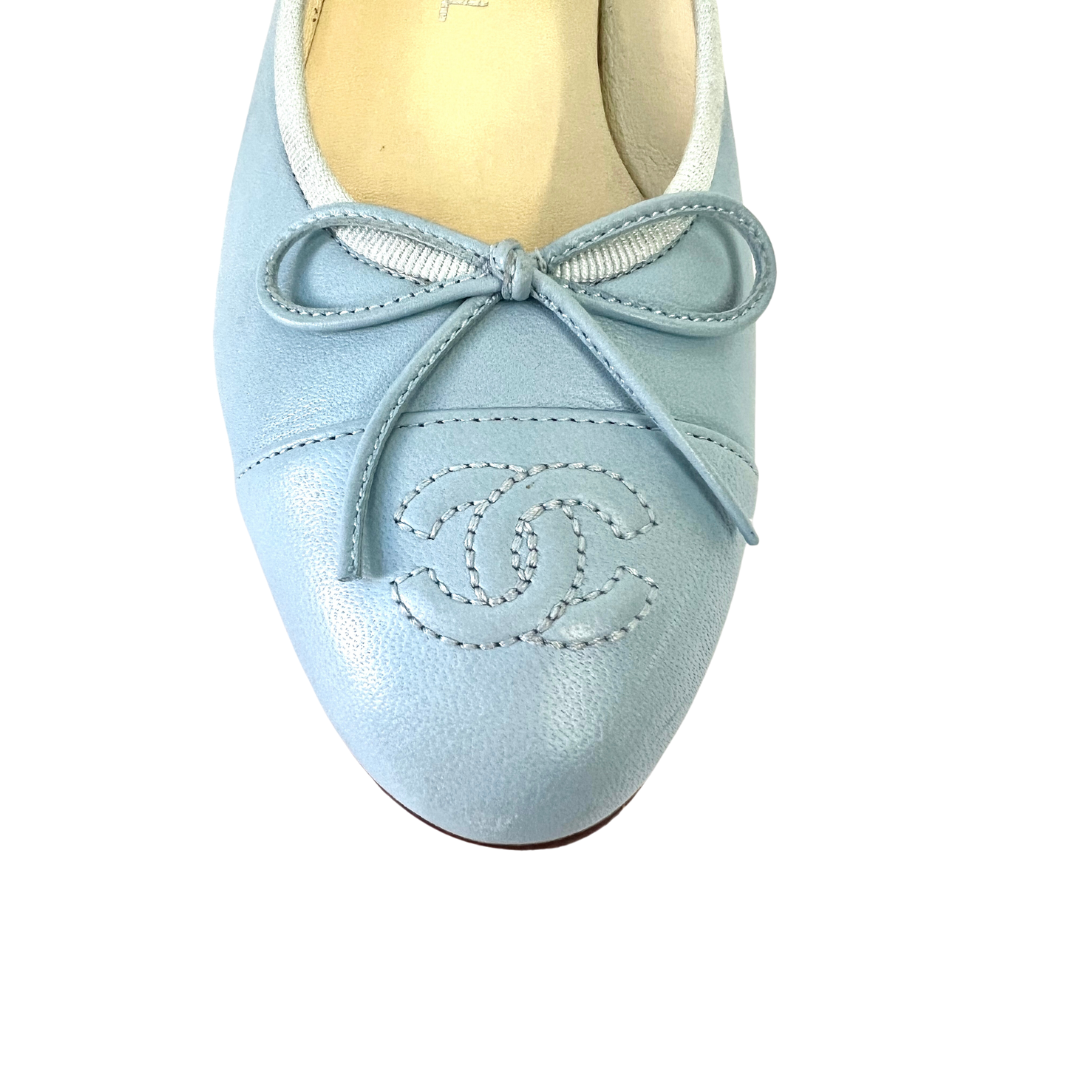 Le classiche ballerine Chanel in pelle d'agnello azzurra con logo cucito, un fiocchetto in pelle e profilo in tessuto gros grain, un classico intramontabile per essere comoda ma sempre alla moda   Numero 36  Usata per uno shooting fotografico - Codice 32808   