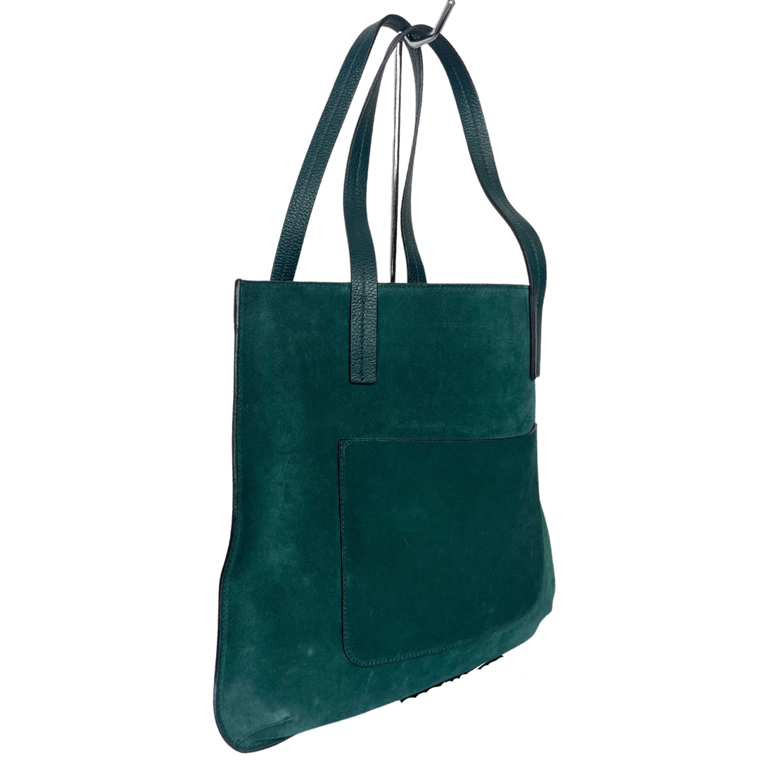  Borsa shopping verticale in pelle scamosciata verdone con due manici lunghi.  Misure: altezza 34 cm, lunghezza 36.