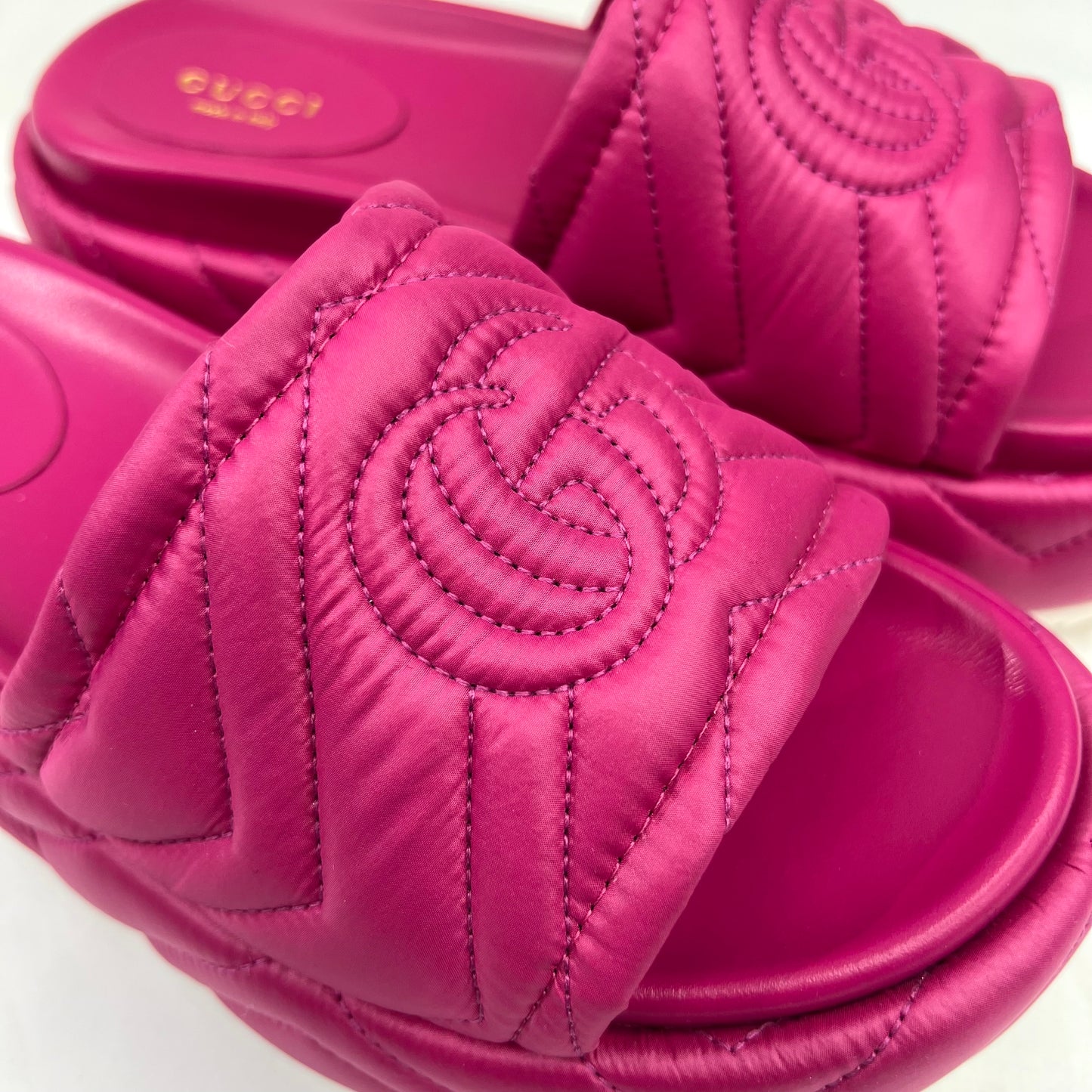 GUCCI Ciabattina Angelina in tessuto fucsia con logo