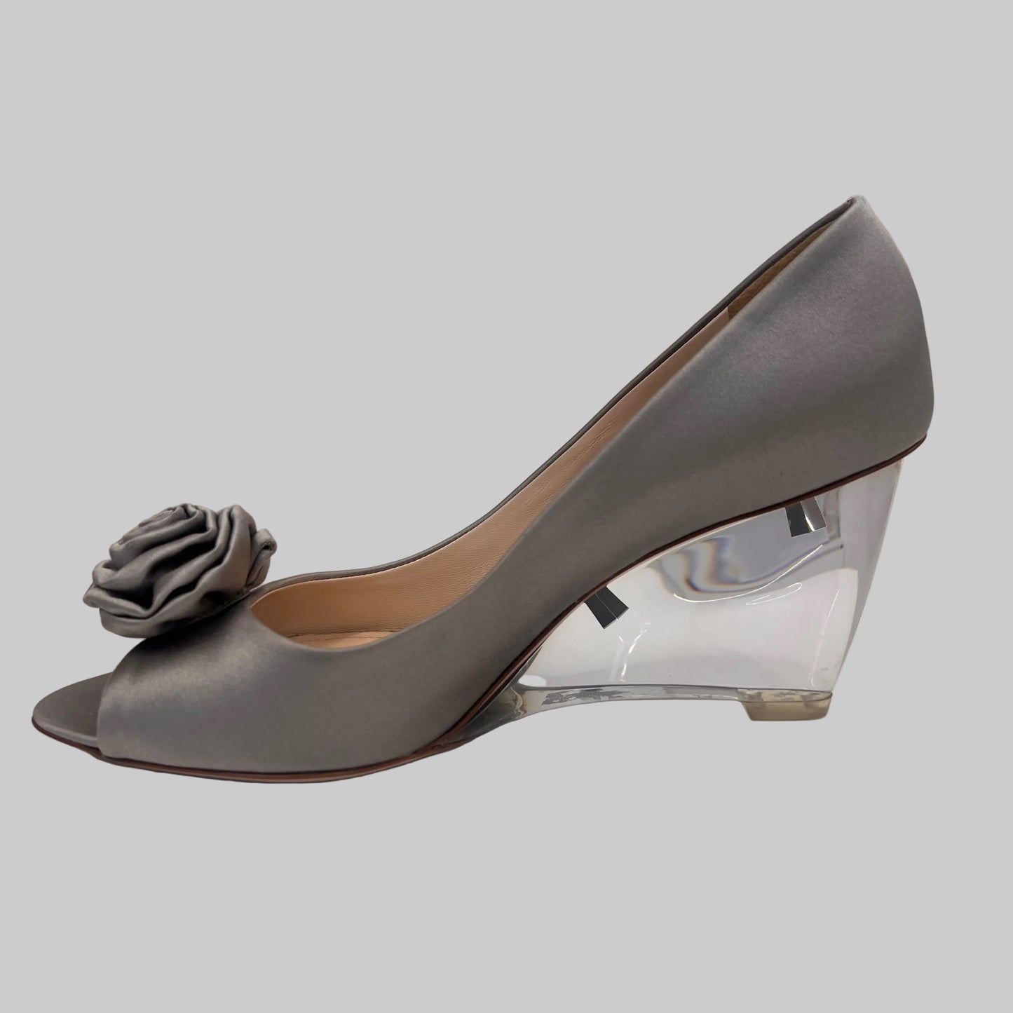 PRADA Scarpe in raso grigio con tacco unito in plexiglas