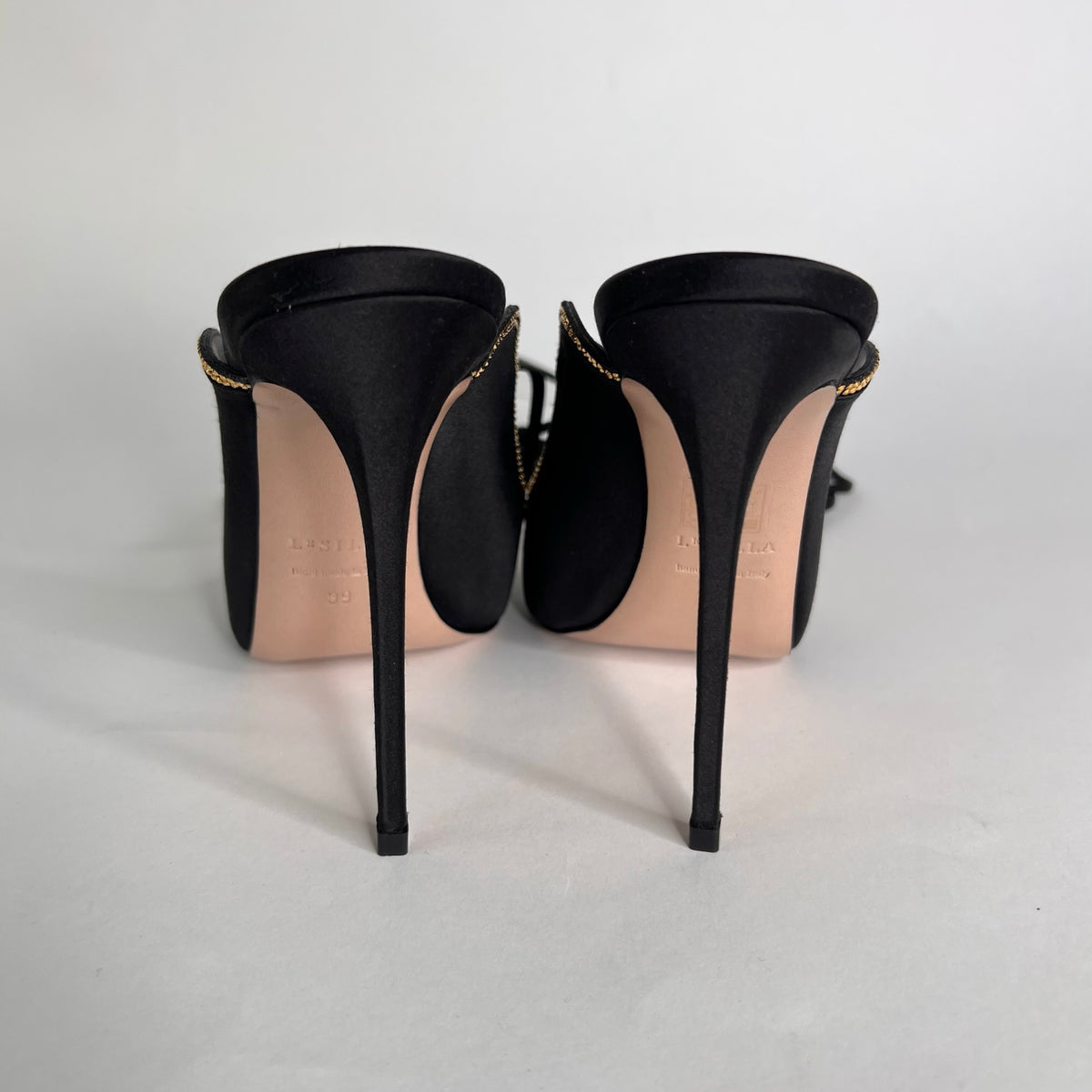 LE SILLA Décolleté a sabot in raso nero con strass oro
