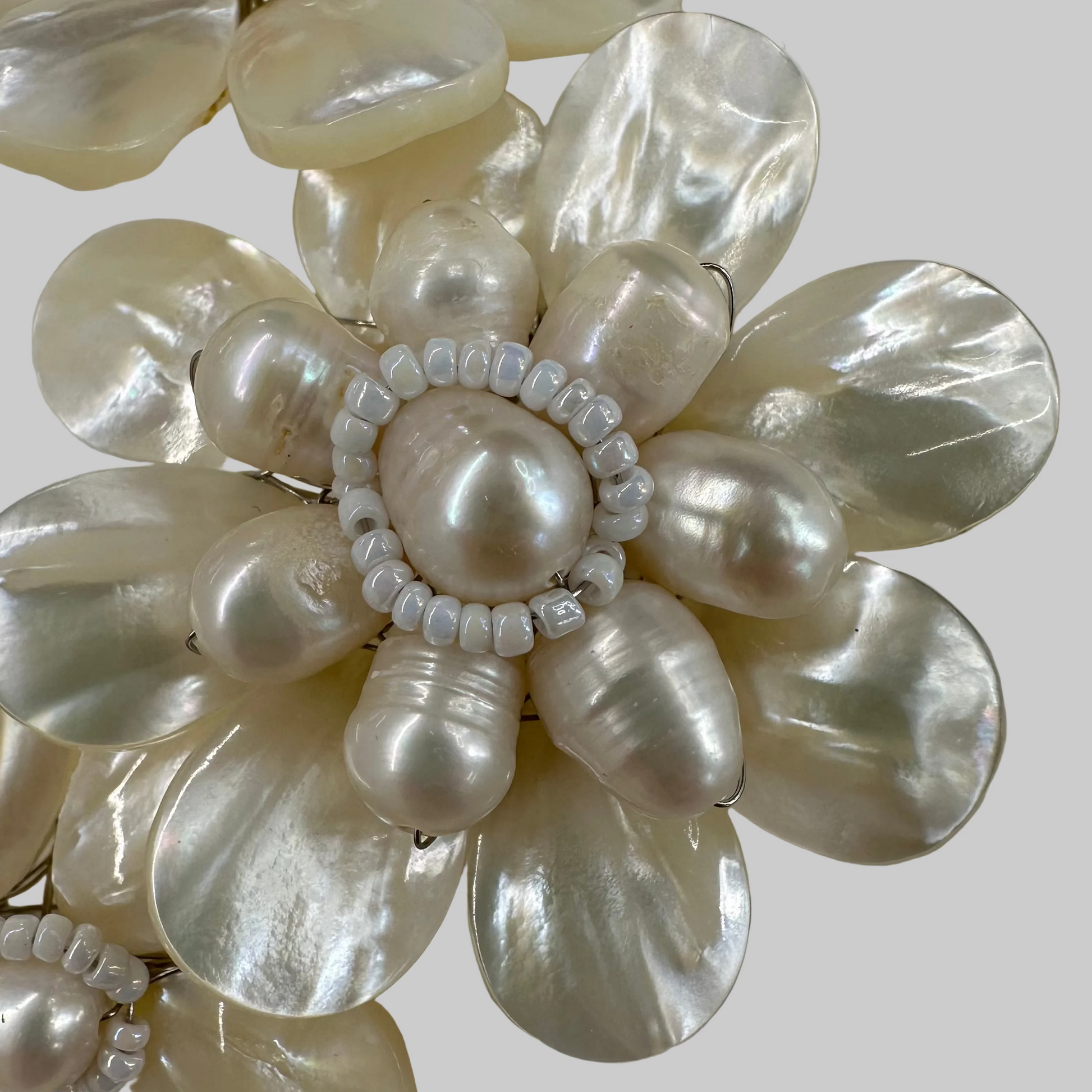 DAMIANA FIORENTINI Bracciale con fiori bianco madreperla