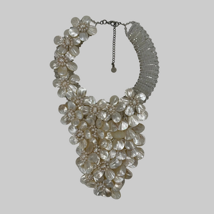 DAMIANA FIORENTINI Collana grande con fiori bianco madreperla