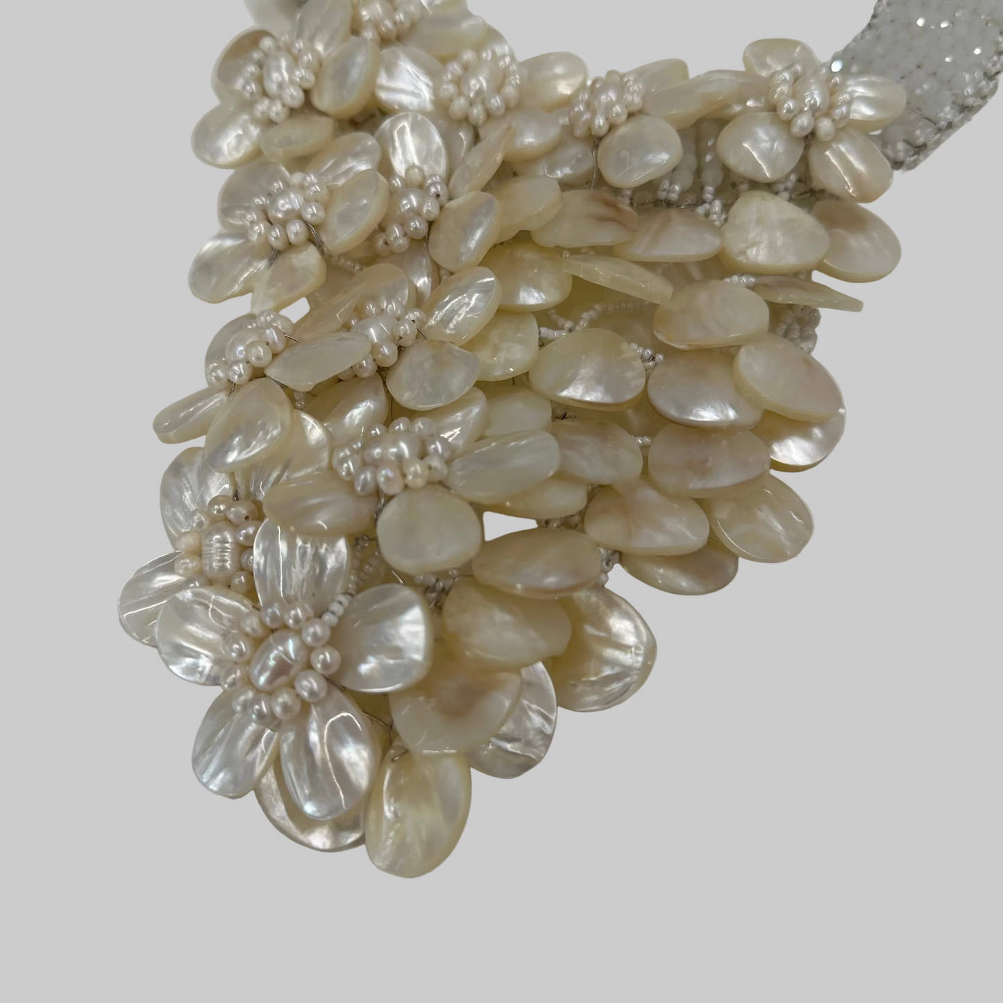 DAMIANA FIORENTINI Collana grande con fiori bianco madreperla