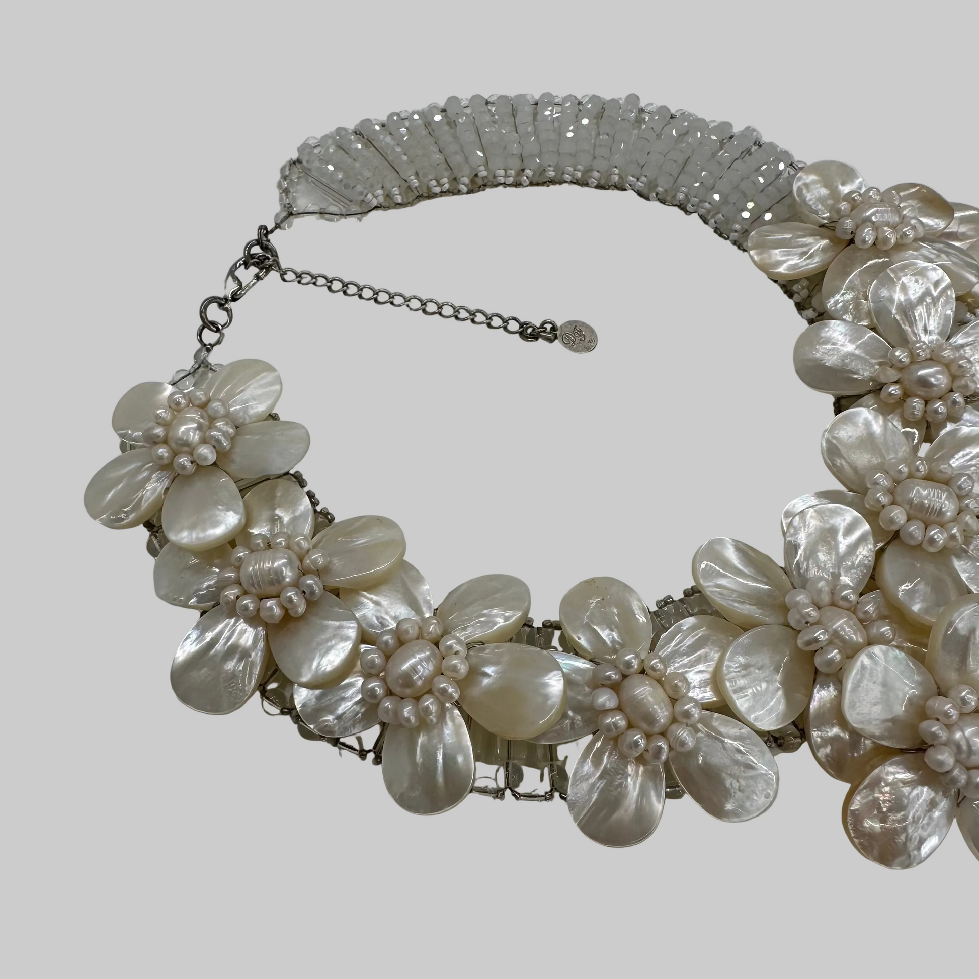 DAMIANA FIORENTINI Collana grande con fiori bianco madreperla