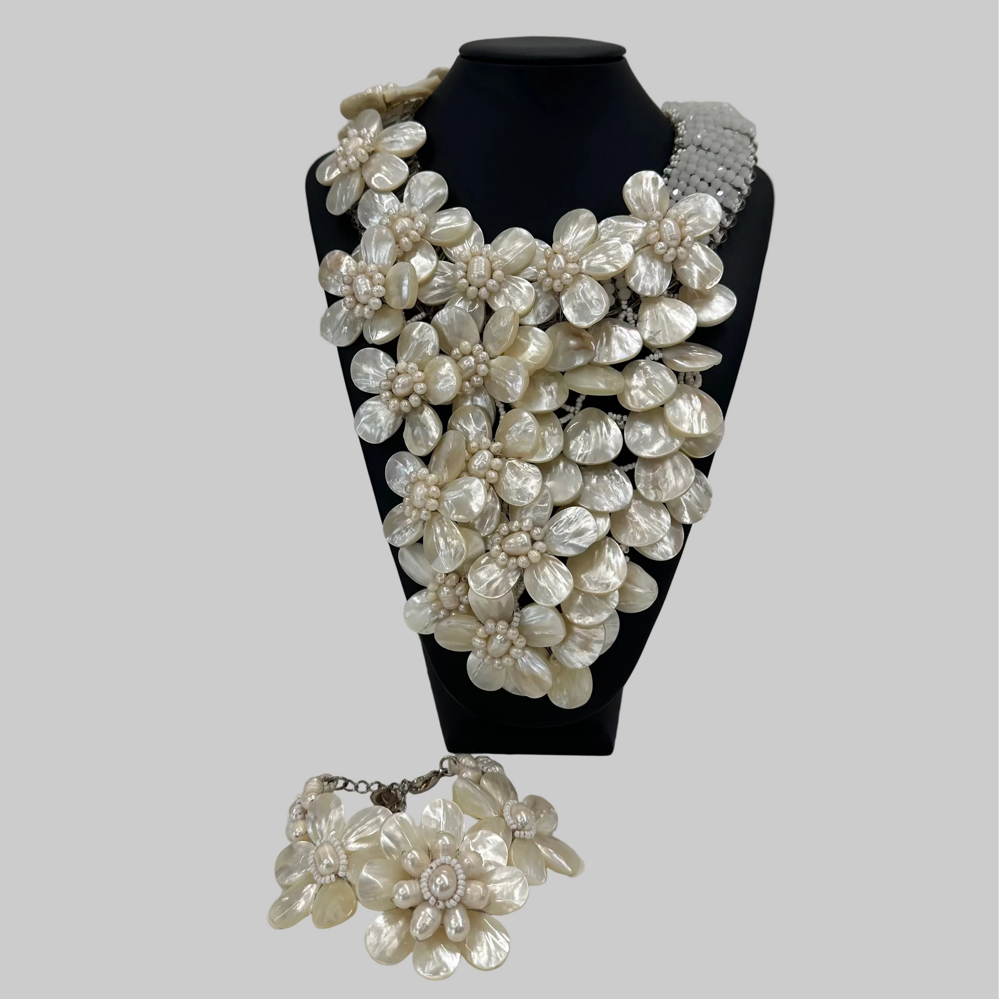 DAMIANA FIORENTINI Collana grande con fiori bianco madreperla