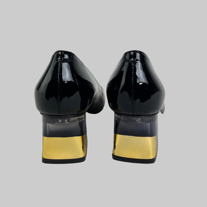 L'AUTRE CHOSE Scarpe in vernice nere con tacco e punta metallizzata oro