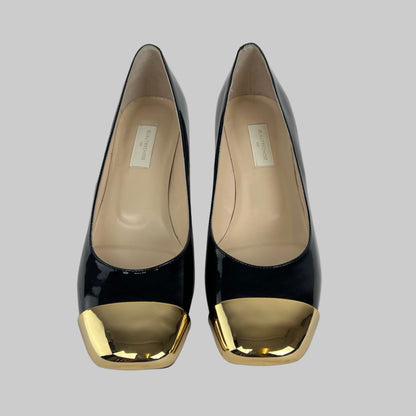 L'AUTRE CHOSE Scarpe in vernice nere con tacco e punta metallizzata oro