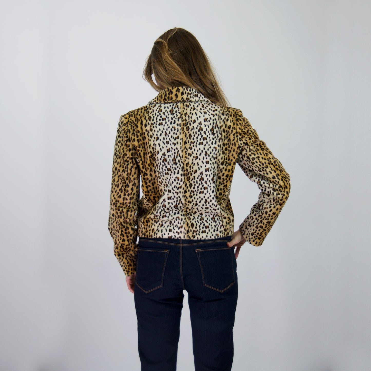 CHANEL Giacca leopardata con bottoni logati a cuore