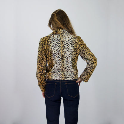 CHANEL Giacca leopardata con bottoni logati a cuore