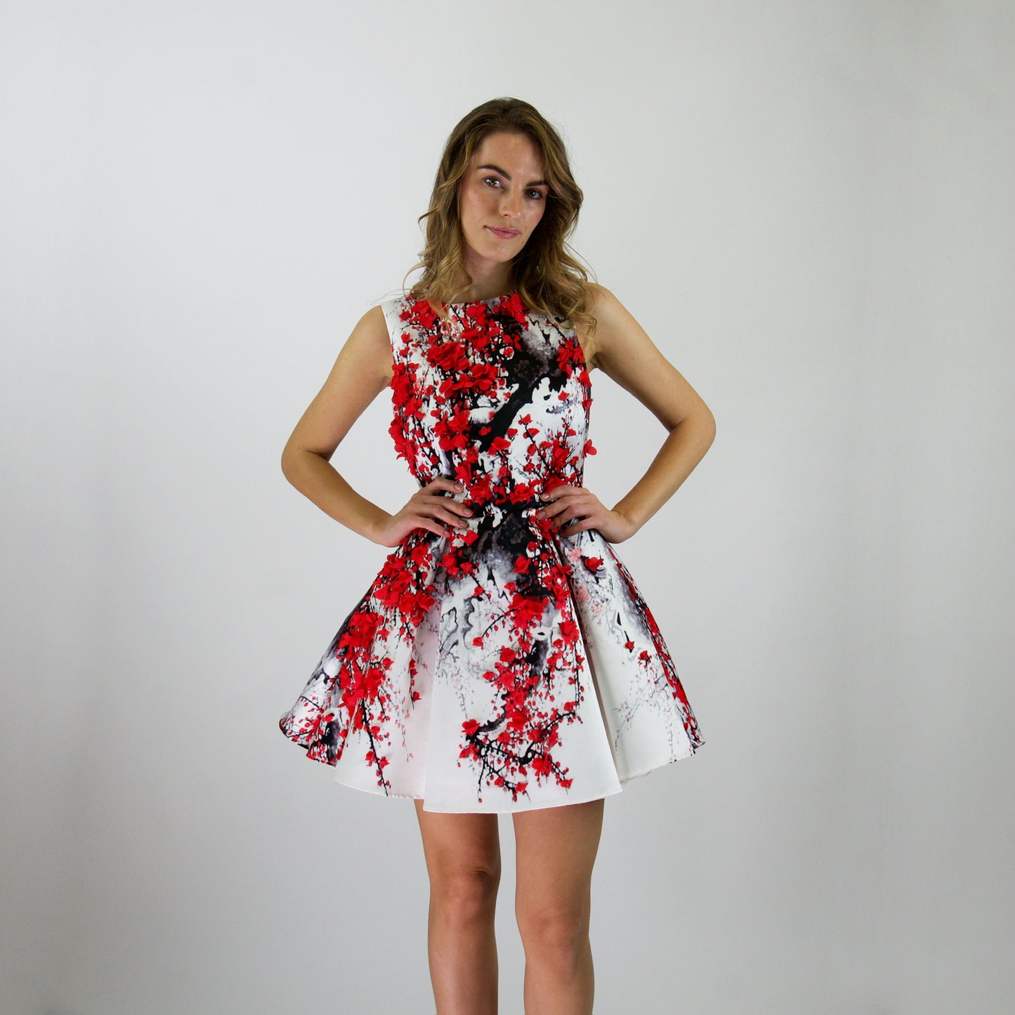 ELISABETTA FRANCHI Abito bianco con fiori rossi in rilievo