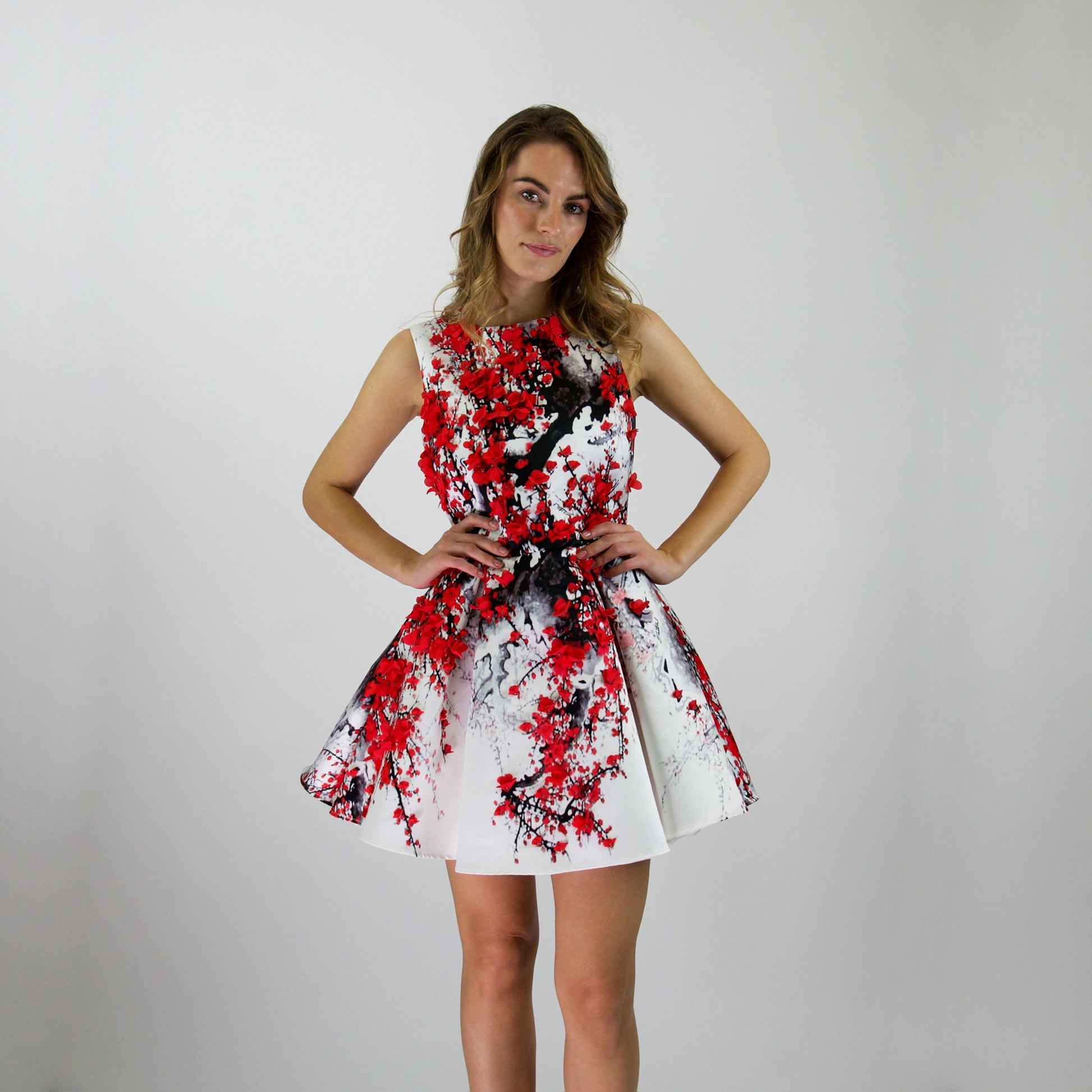 ELISABETTA FRANCHI Abito bianco con fiori rossi in rilievo