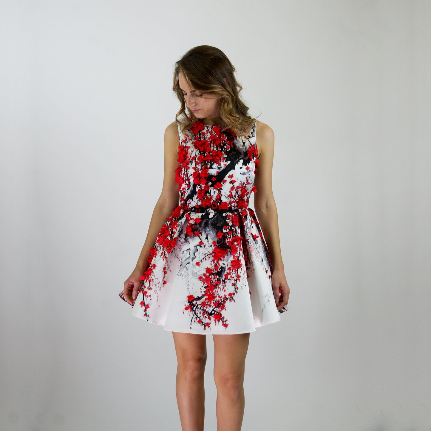 ELISABETTA FRANCHI Abito bianco con fiori rossi in rilievo