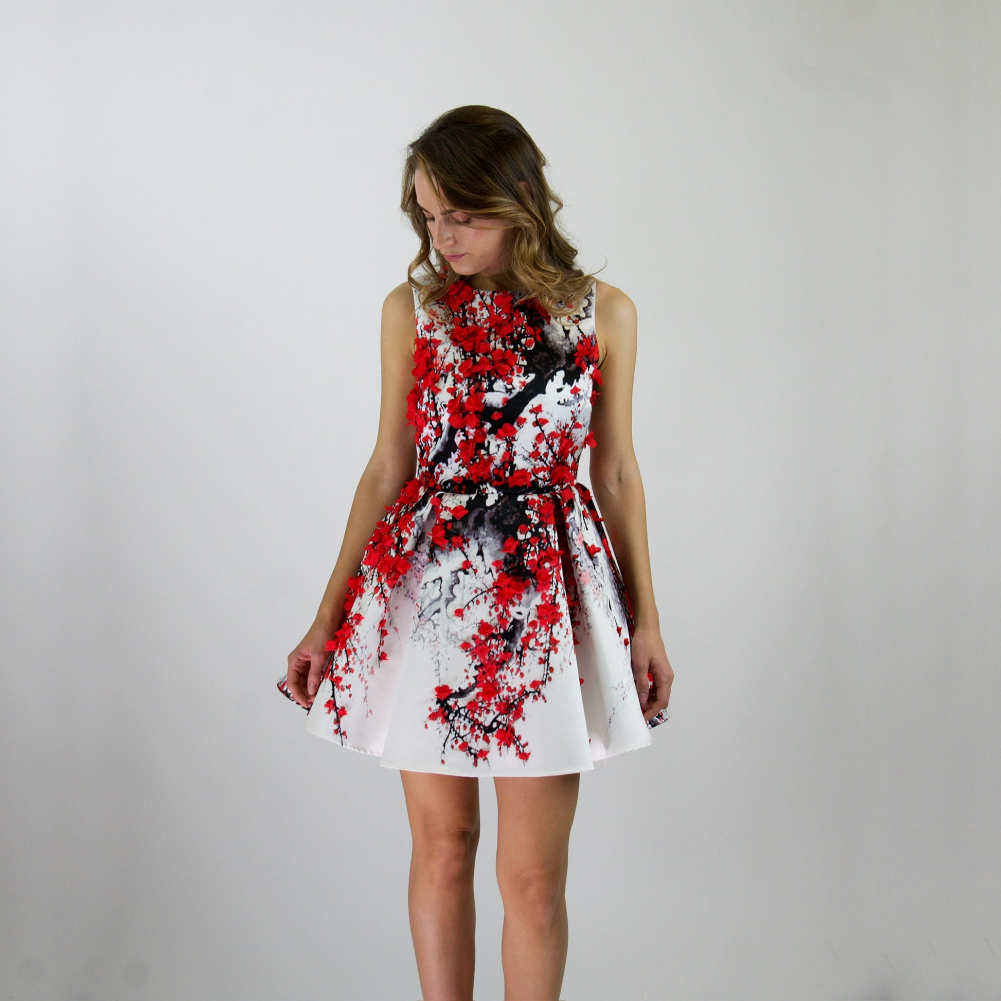 ELISABETTA FRANCHI Abito bianco con fiori rossi in rilievo