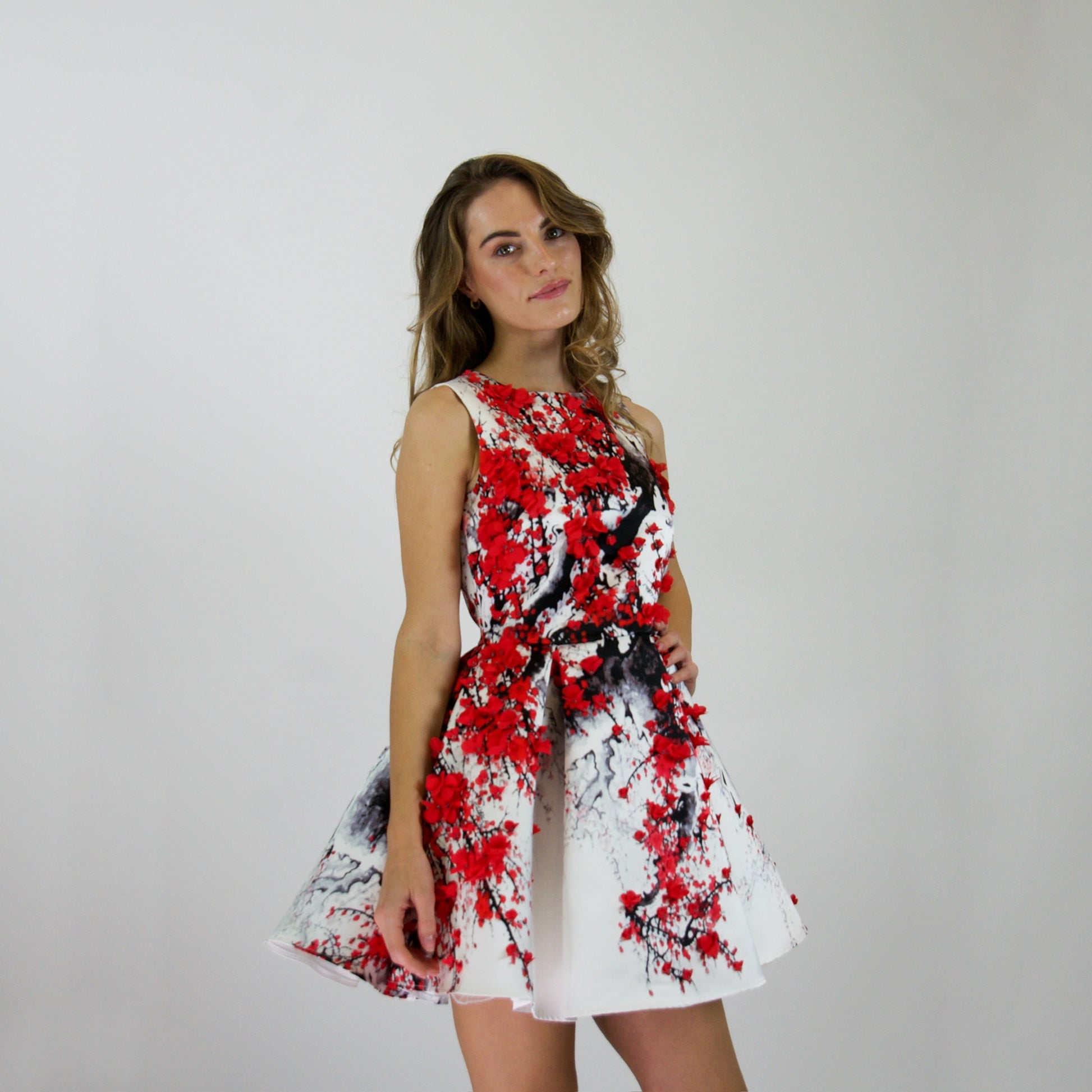 ELISABETTA FRANCHI Abito bianco con fiori rossi in rilievo