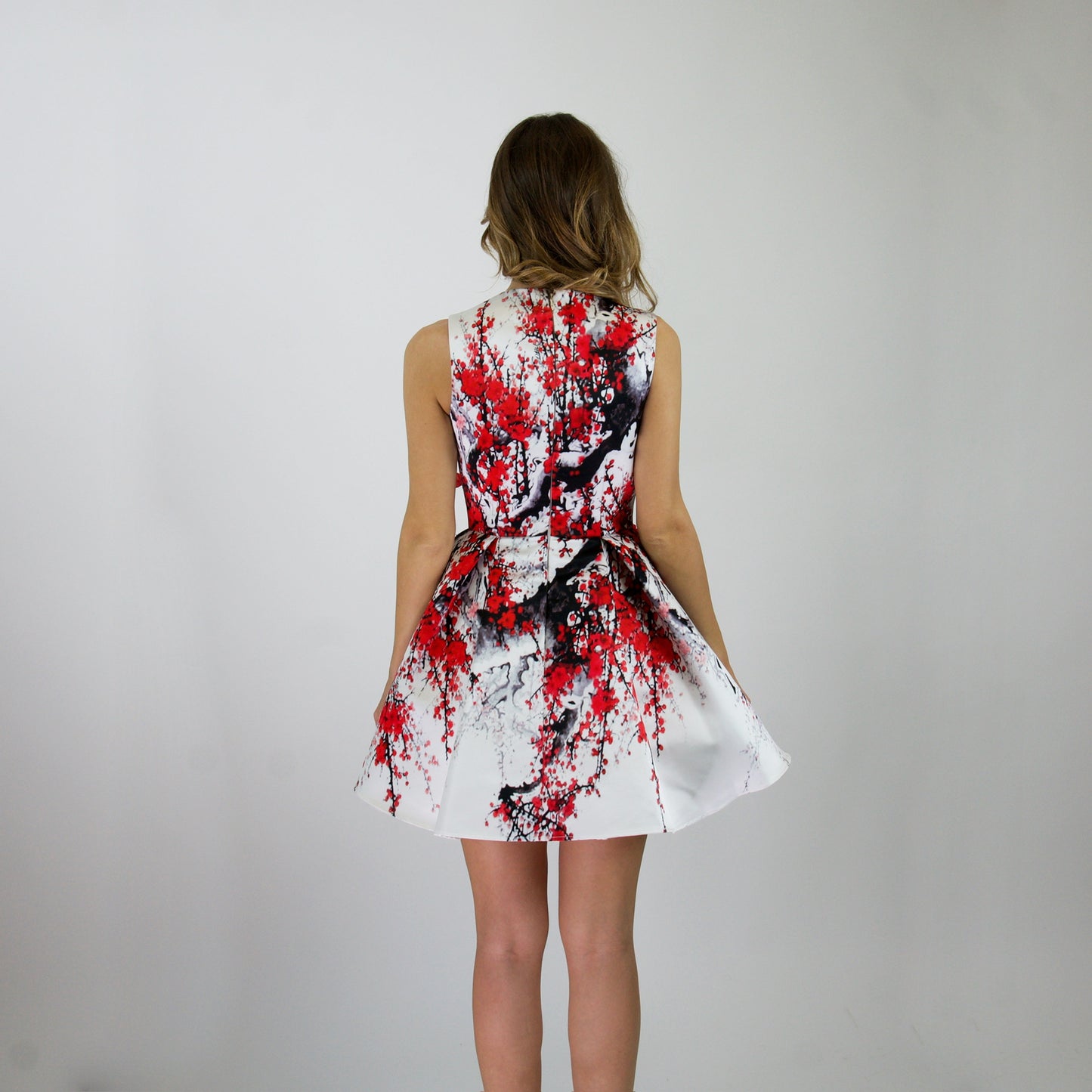 ELISABETTA FRANCHI Abito bianco con fiori rossi in rilievo