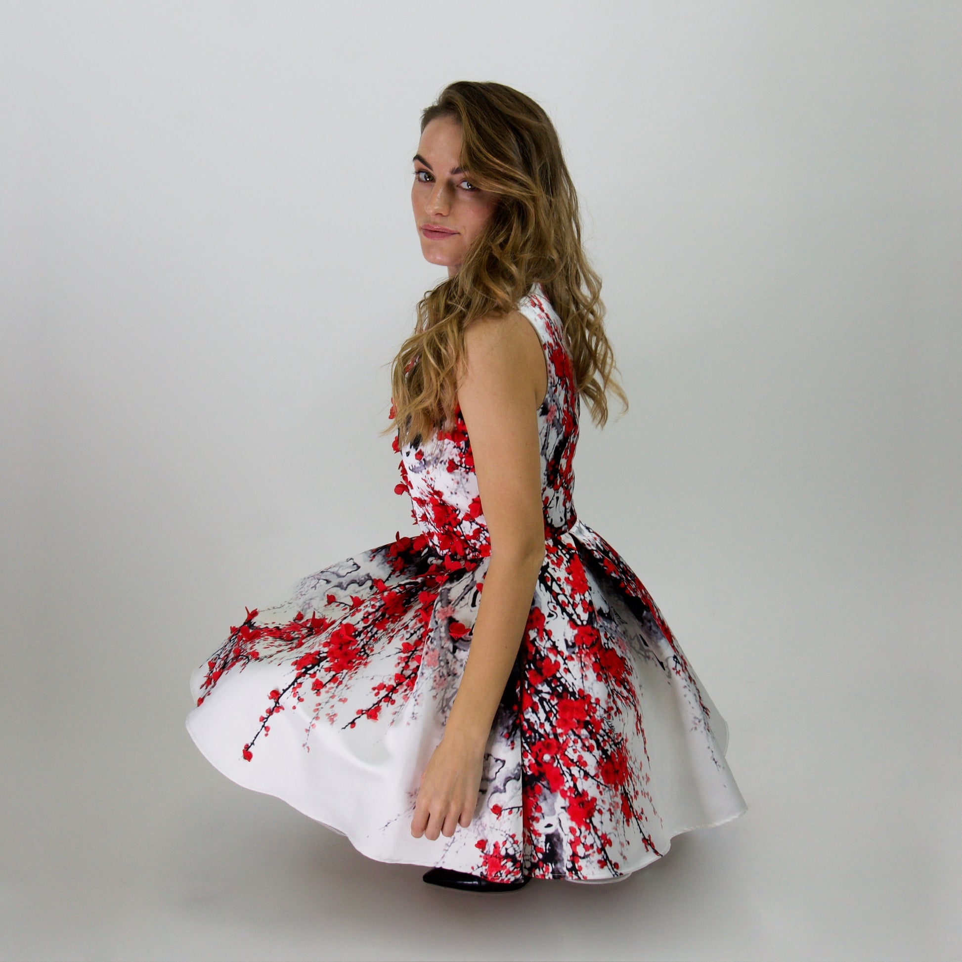 ELISABETTA FRANCHI Abito bianco con fiori rossi in rilievo