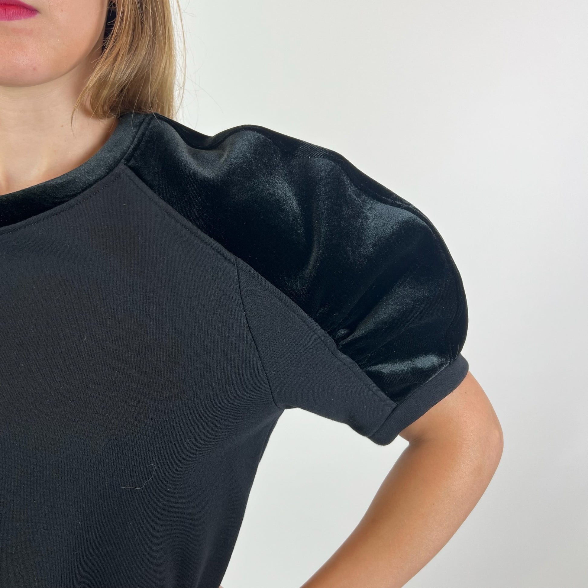 EMPORIO ARMANI Felpa nera maniche a sbuffo in velluto
