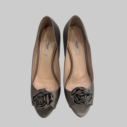 PRADA Scarpe in raso grigio con tacco unito in plexiglas