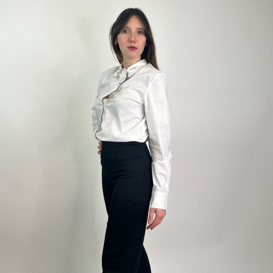 VIVETTA Camicia bianca con ricamo mani e profilo viso di donna