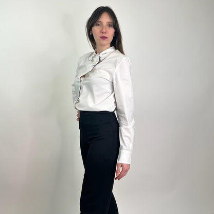 VIVETTA Camicia bianca con ricamo mani e profilo viso di donna