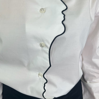 VIVETTA Camicia bianca con ricamo mani e profilo viso di donna