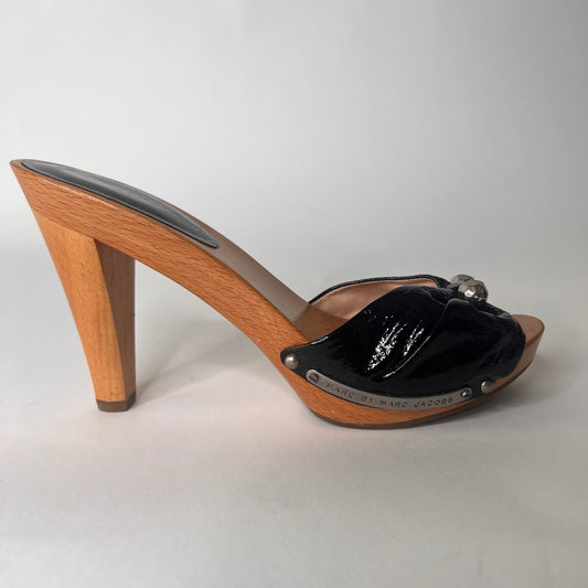 MARC JACOBS Scarpe zoccoli in vernice nera e legno