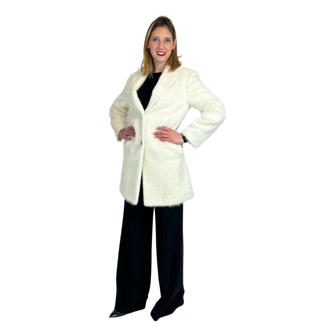 Cappotto bianco peloso in angora mista, interno piumino.  Modello classico con revers e con bottoni scuri.