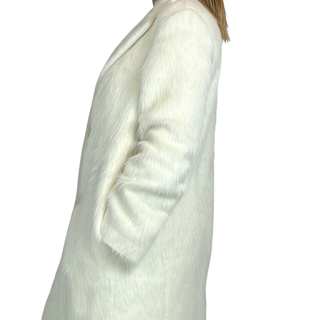 Cappotto bianco peloso in angora mista, interno piumino.  Modello classico con revers e con bottoni scuri.