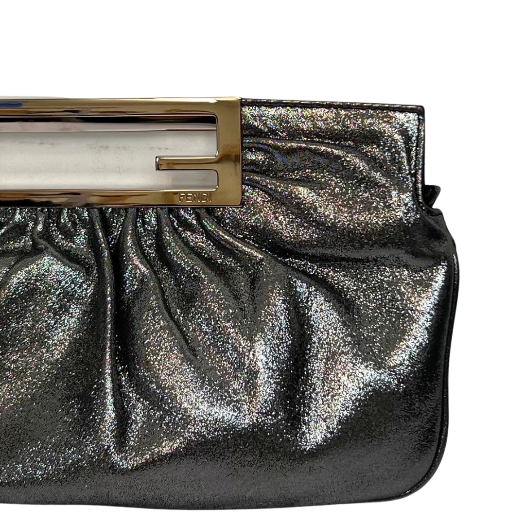 Borsa pochette rettangolare argento piombo cangiante plissettata con manico, incluso logo metallico hrdw argento doppia F e chiusura zip.  Dimensioni: 32X17  
