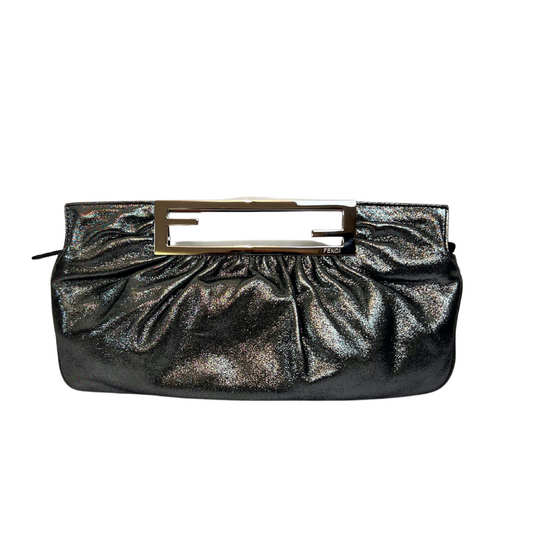 Borsa pochette rettangolare argento piombo cangiante plissettata con manico, incluso logo metallico hrdw argento doppia F e chiusura zip.  Dimensioni: 32X17  