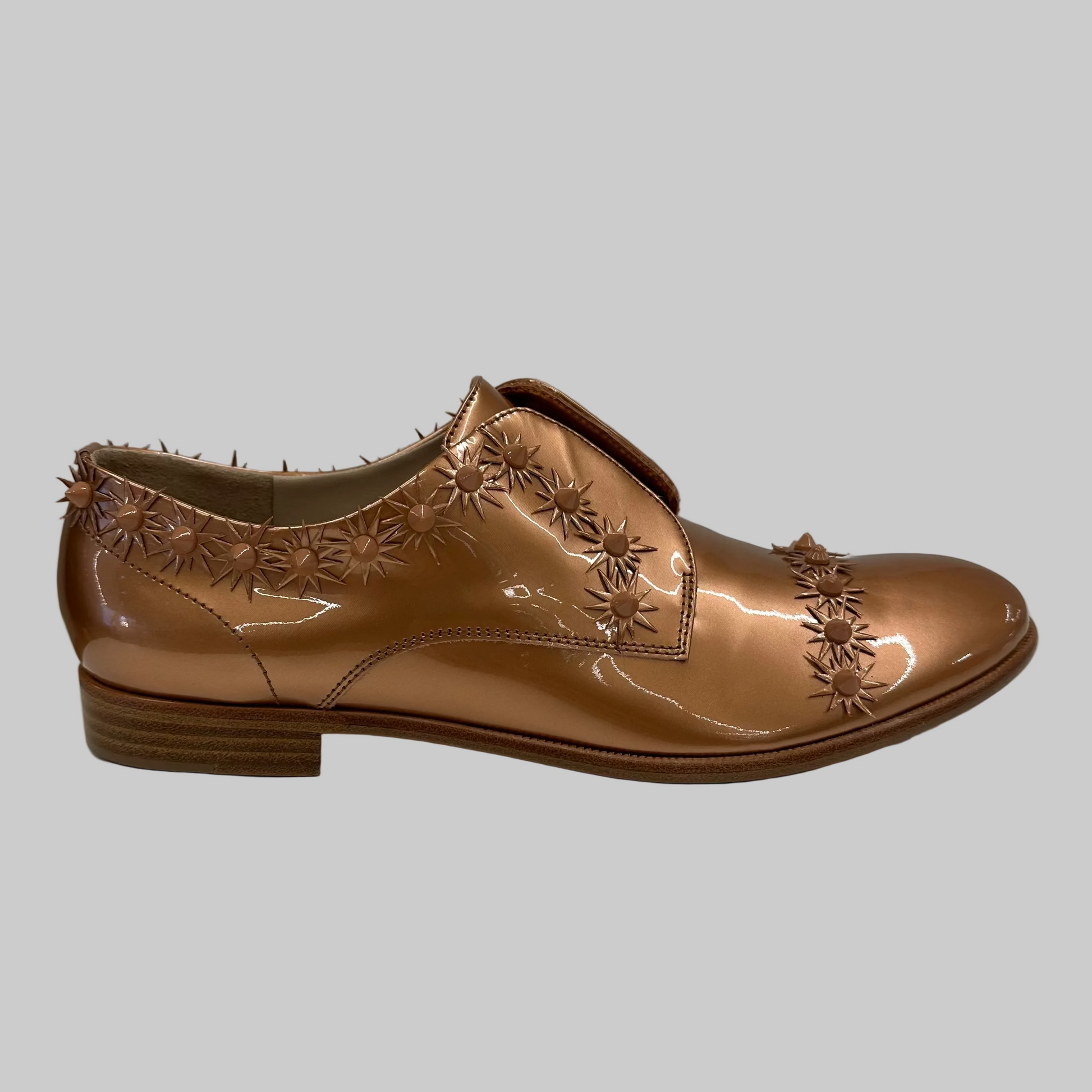 FRATELLI ROSSETTI Scarpa mocassino in pelle verniciata nude bronzo con borchie